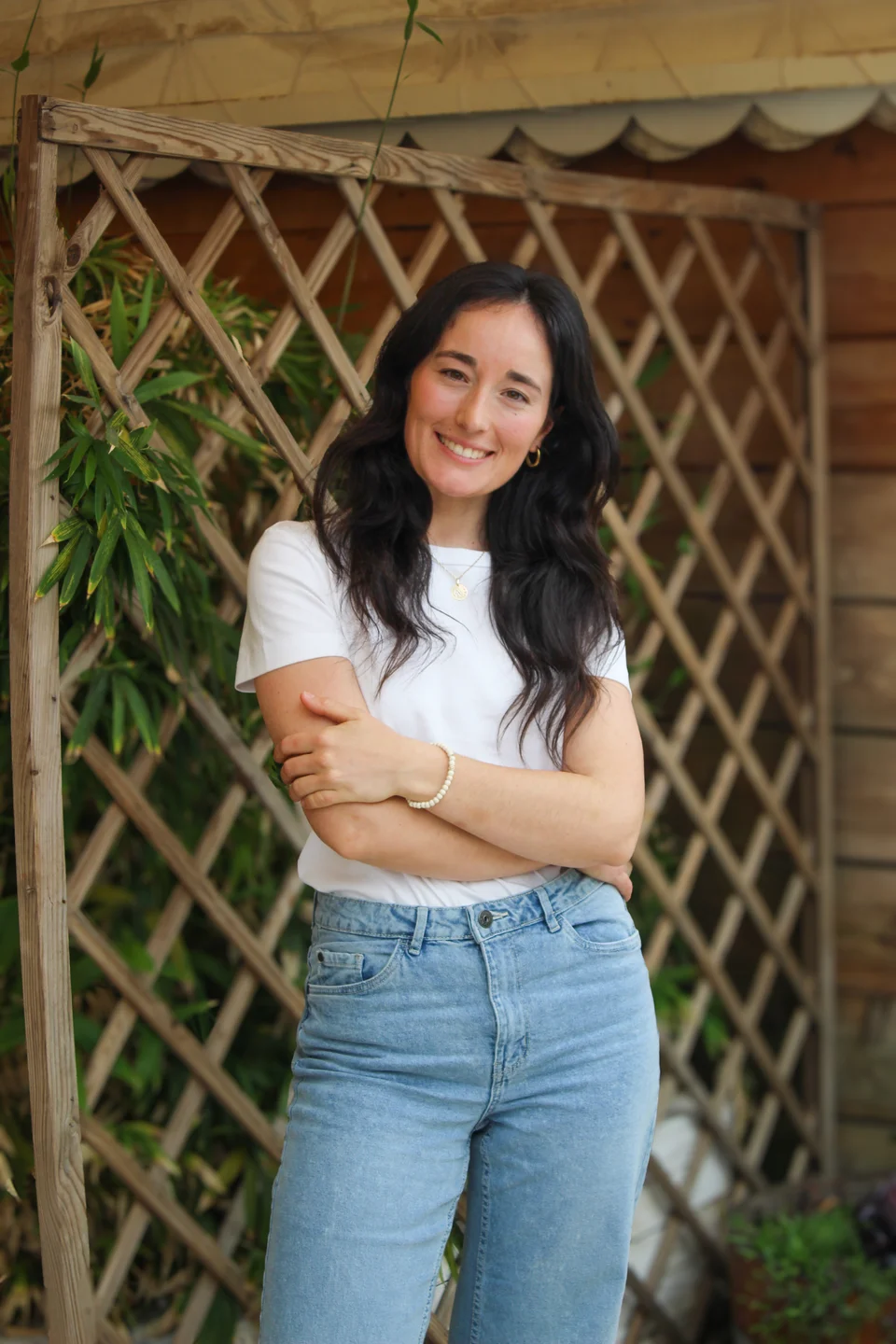 Patrícia Maio Rodrigues, nutricionista, a sorrir num espaço exterior com plantas